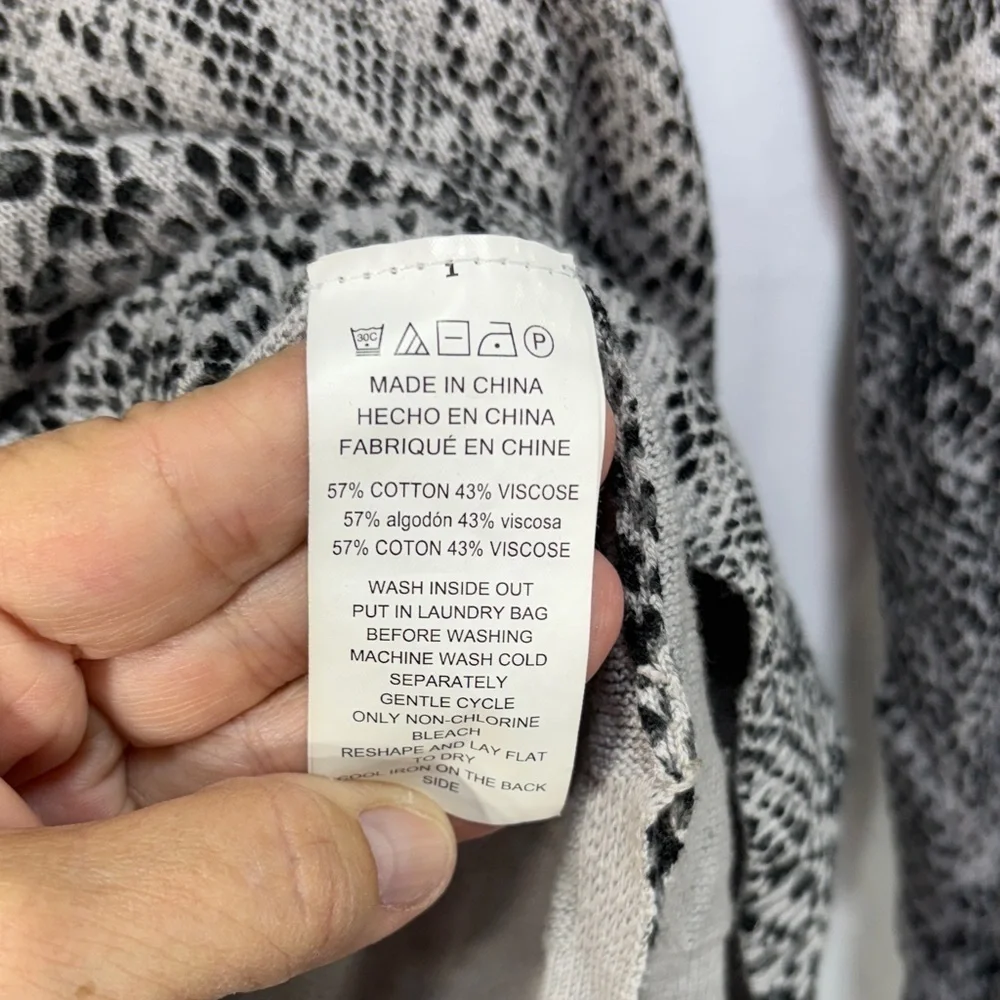 🧢Michael Kors Gray black cotton blend animal  print V-Neck Sweater